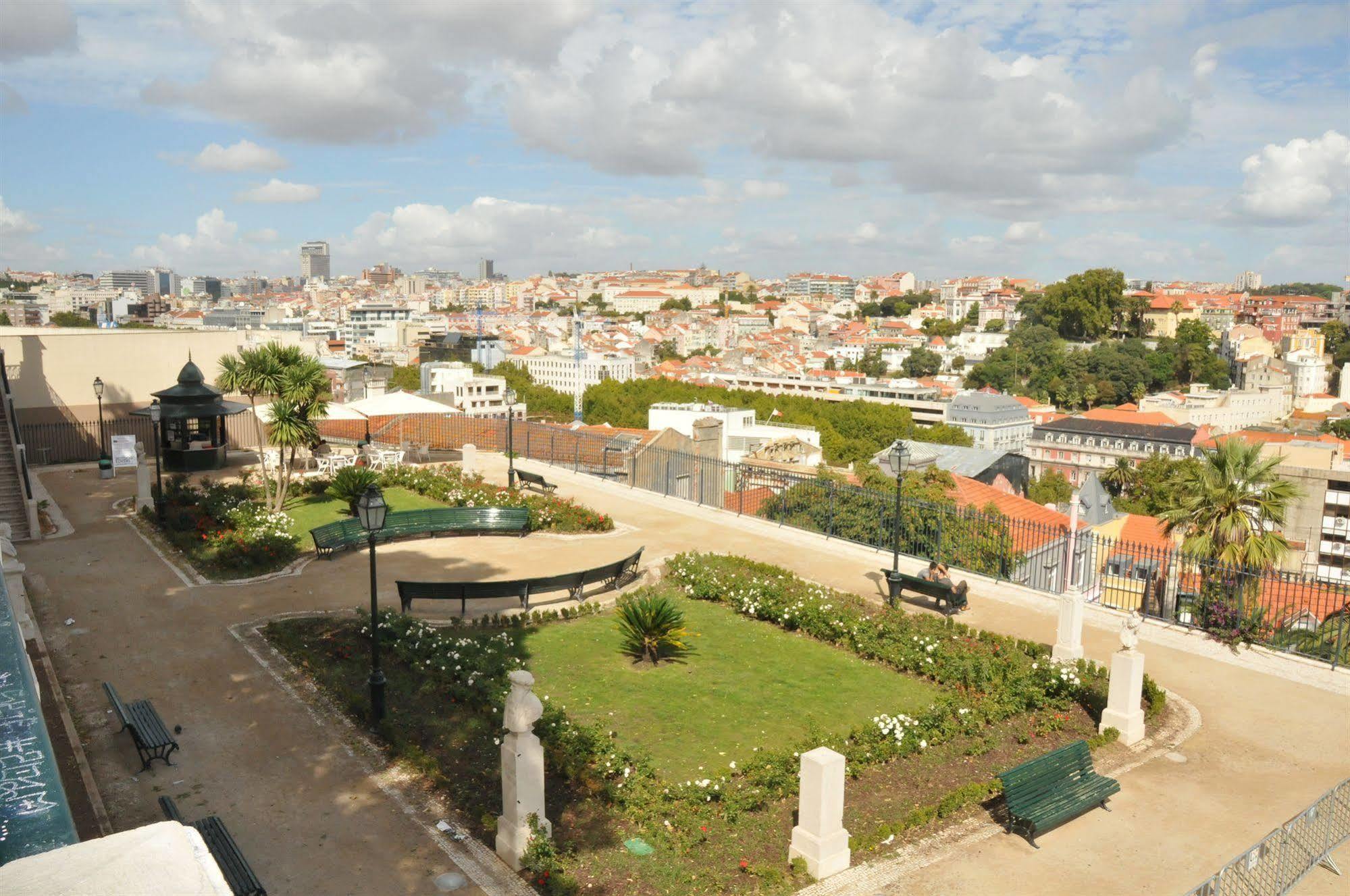 Pensao Londres Hotel Lisbon Exterior photo